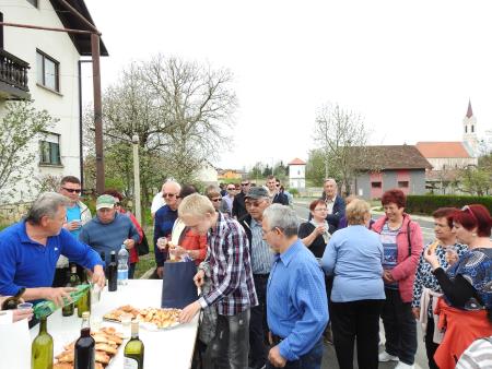 Pohod po novozgrajenih pločnikih 49